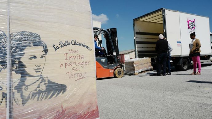 Grâce à ses salariés et à leur défi sportif, Arterris a remis cinq palettes de produits régionaux en conserve aux Restos du Cœur de Castelnaudary (Aude), le 22 mai.